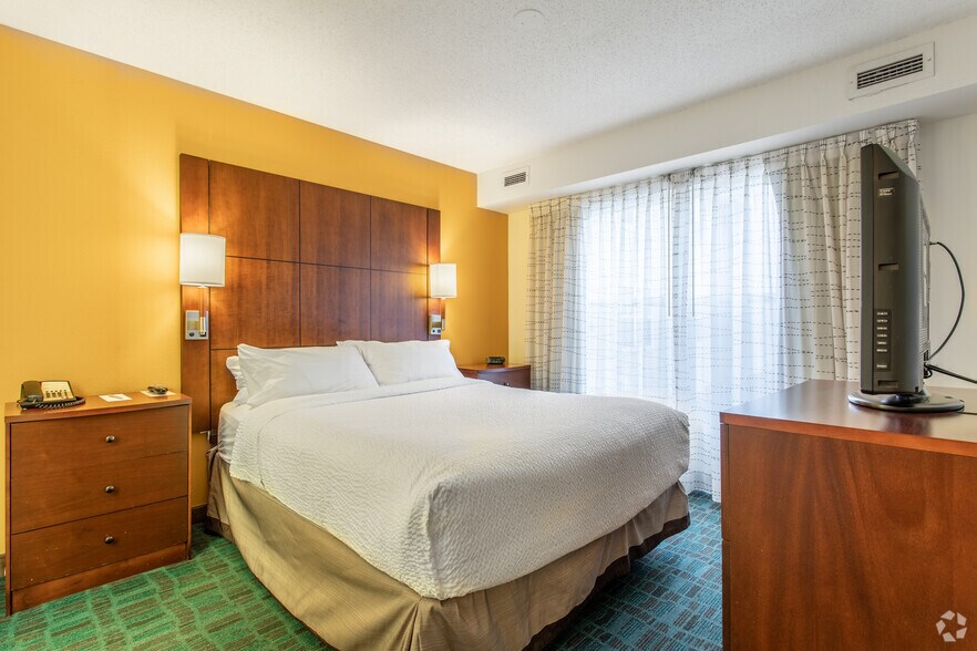 More Photos Of 9765 Crosspoint Blvd, Indianapolis Hotel For Sale
