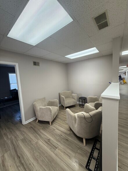 More Photos Of 1026 N Mitthoeffer Rd, Indianapolis Office For Sale