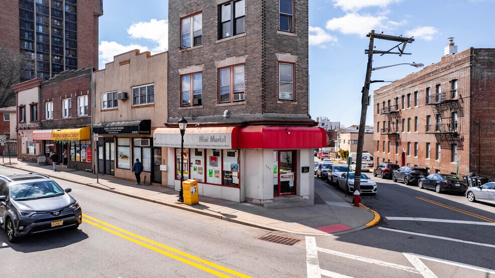 More Photos Of 390 Fairview Ave, Fairview Apartments For Sale