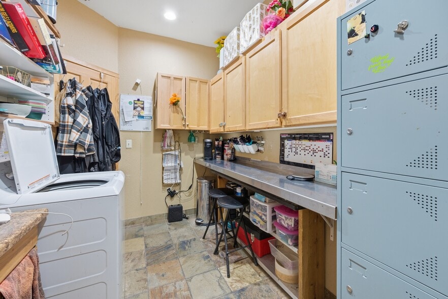 More Photos Of 249 NW 6th St, Redmond Storefront Retail Office For Lease