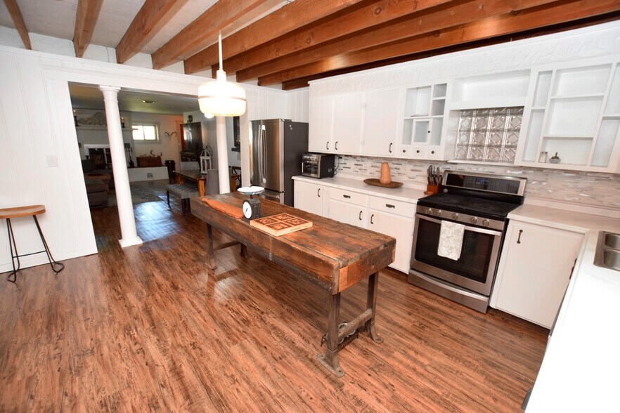 More Photos Of 4034-4036 Grand Blanc Rd, Swartz Creek Freestanding For Sale