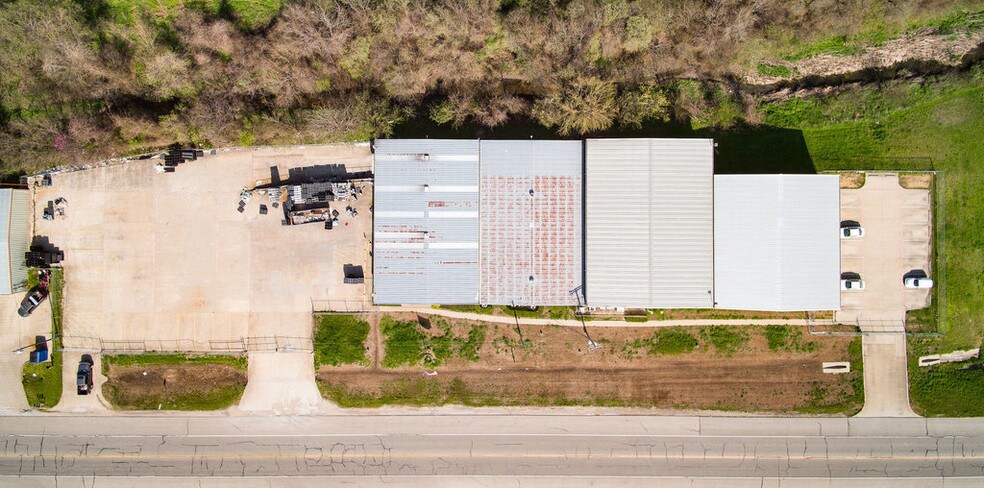 More Photos Of 1212 S Clay St, Ennis Manufacturing For Sale