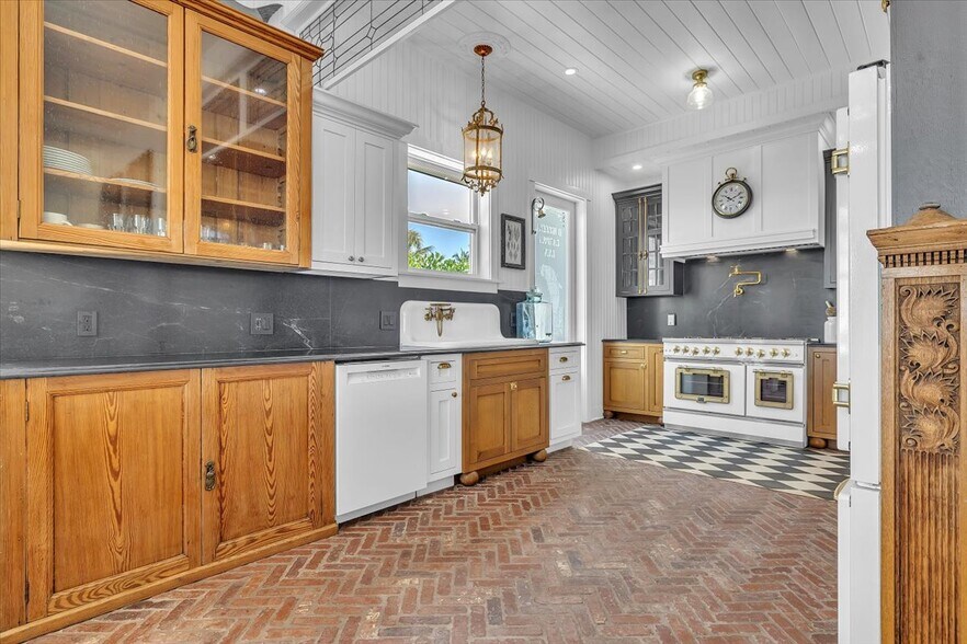 More Photos Of 8241 Main St, Bokeelia General Retail For Sale