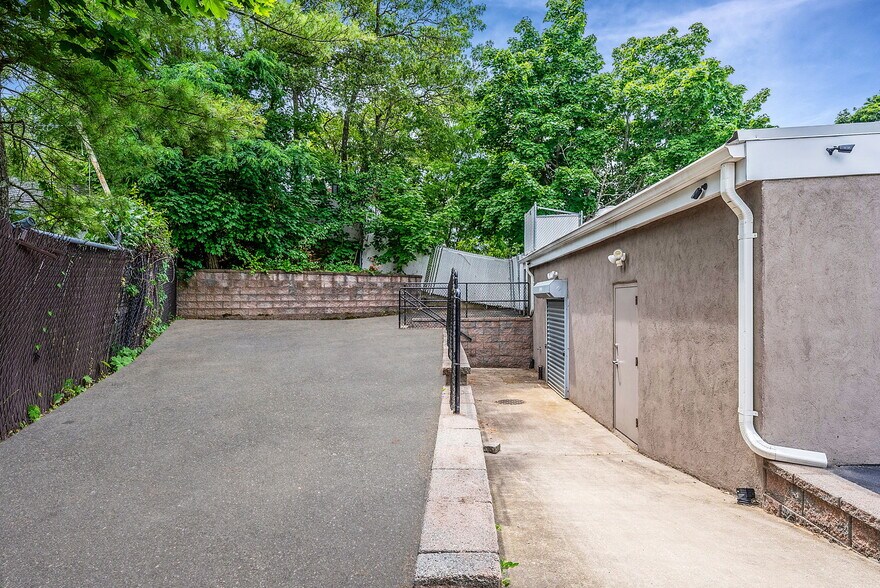 More Photos Of 6 New York Ave, Sound Beach Bar For Sale