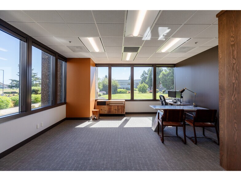 More Photos Of 3330 SE Three Mile Ln, McMinnville Light Manufacturing For Lease