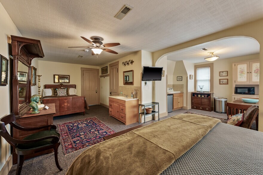 More Photos Of 809 Hall St, Saint Joseph Hospitality For Sale