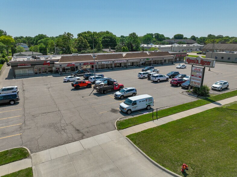 More Photos Of 5060-5120 Rochester Rd, Troy Storefront For Lease