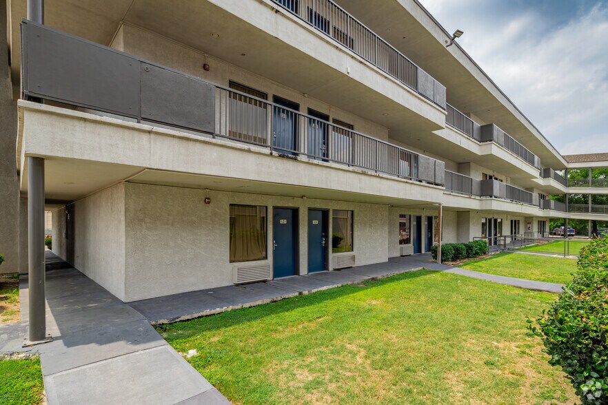 More Photos Of 11221 San Pedro Ave, San Antonio Hotel For Sale