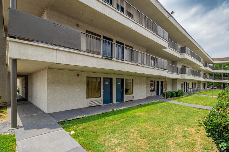 More Photos Of 11221 San Pedro Ave, San Antonio Hotel For Sale