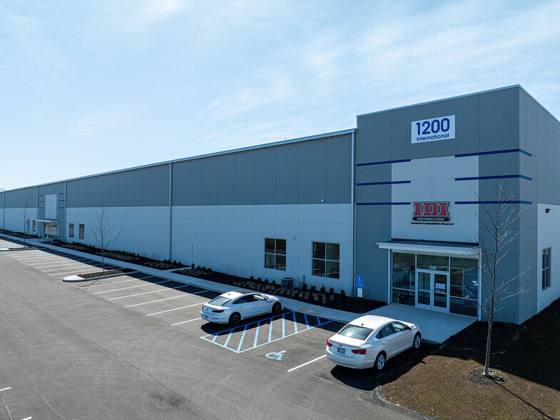 More Photos Of 1200 International Drive - Building 1, Oakdale Warehouse For Lease