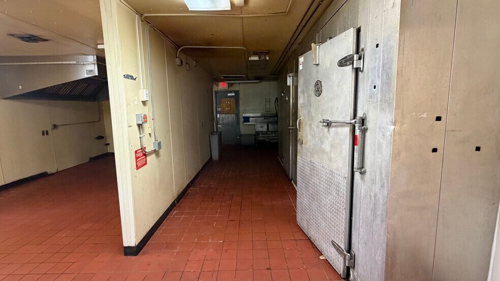 More Photos Of 1235 E Pierce St, Council Bluffs General Retail For Sale