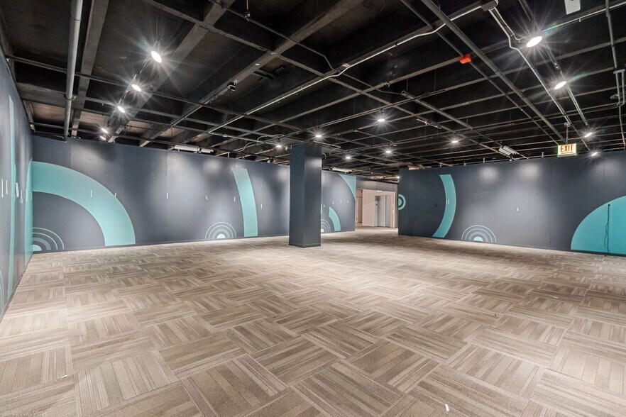 More Photos Of 360 N State St, Chicago General Retail For Sale