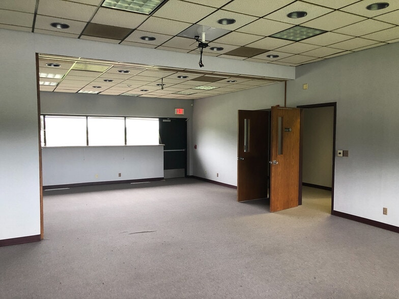 More Photos Of 21101 E State Route 78, Independence Light Distribution For Lease