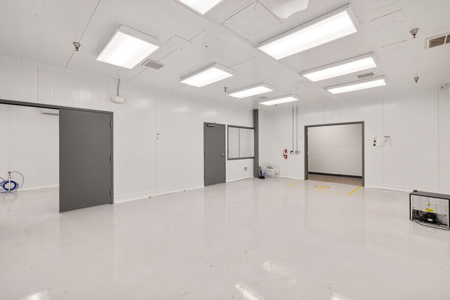 More Photos Of 18194 Blue Dream Crossing, Desert Hot Springs Manufacturing For Sale