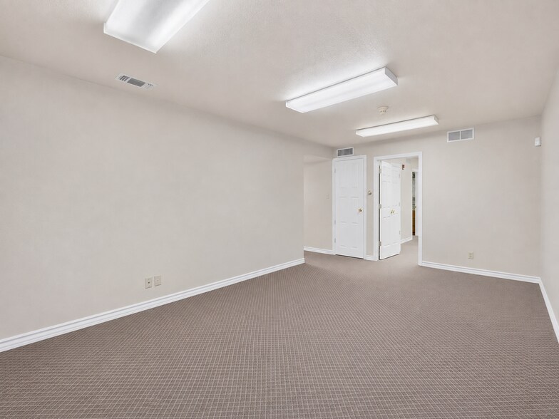 More Photos Of 2620 Carson St, Haltom City Light Distribution For Lease