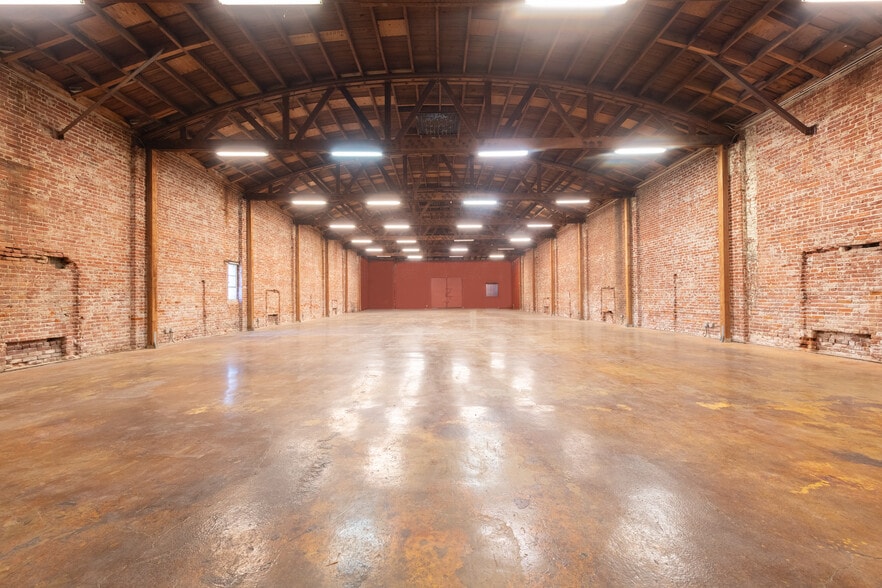 More Photos Of 5000 W Adams Blvd, Los Angeles Showroom For Lease