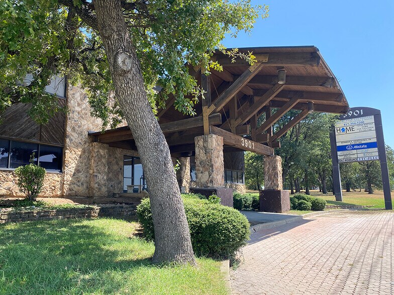 More Photos Of 3901 Airport Fwy, Bedford Office For Lease
