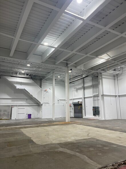 More Photos Of 33 Rajon Rd, Bayport Manufacturing For Lease