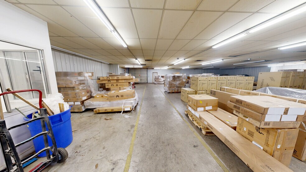 More Photos Of 555 N 13th St, Rogers Warehouse For Lease