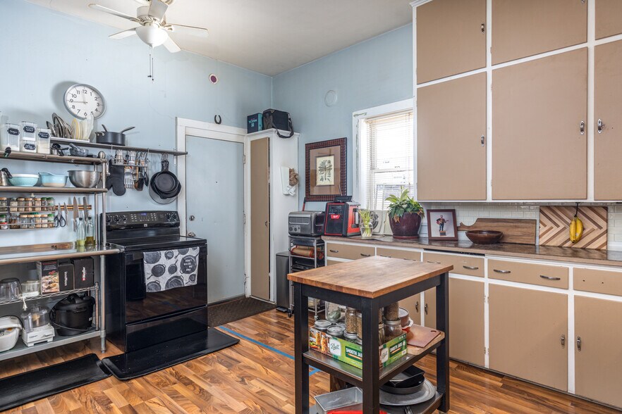 More Photos Of 578 N Main St, Oshkosh Storefront Retail Residential For Sale