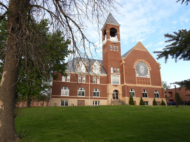More Photos Of 315 S Grove Ave, Owatonna Schools For Sale