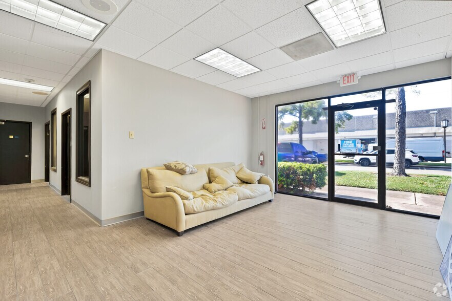 More Photos Of 2748-2758 Bingle Rd, Houston Unknown For Lease