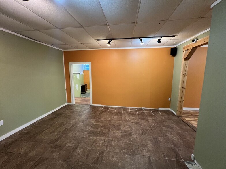 More Photos Of 43 Grove St, Peterborough Freestanding For Sale