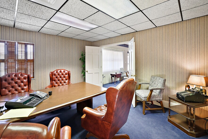 More Photos Of 400 Webster St, Leesburg Office For Lease