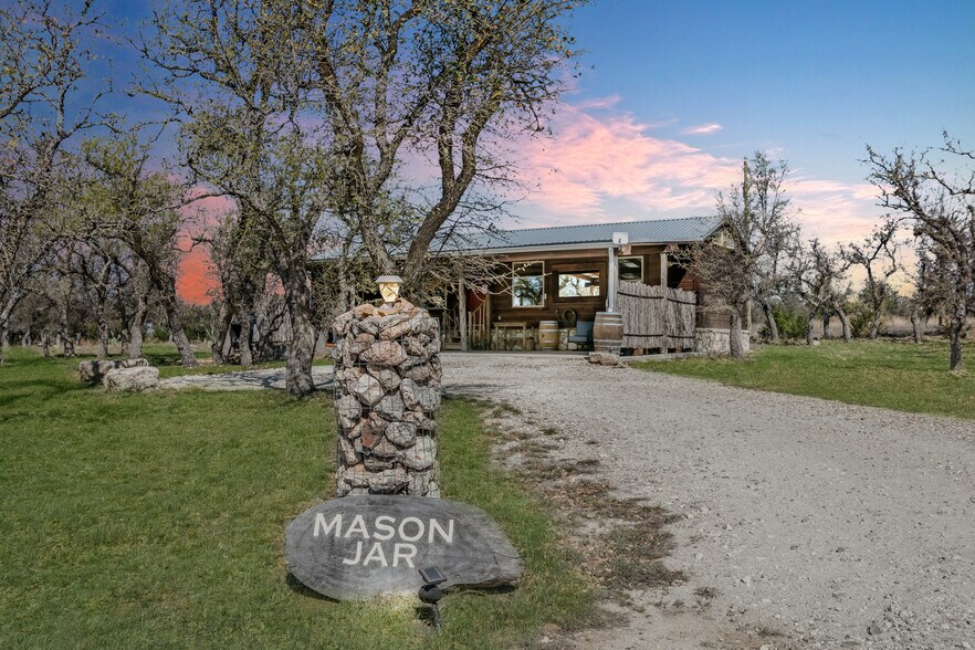 More Photos Of 100 Five Star Trl, Fredericksburg Hotel For Sale