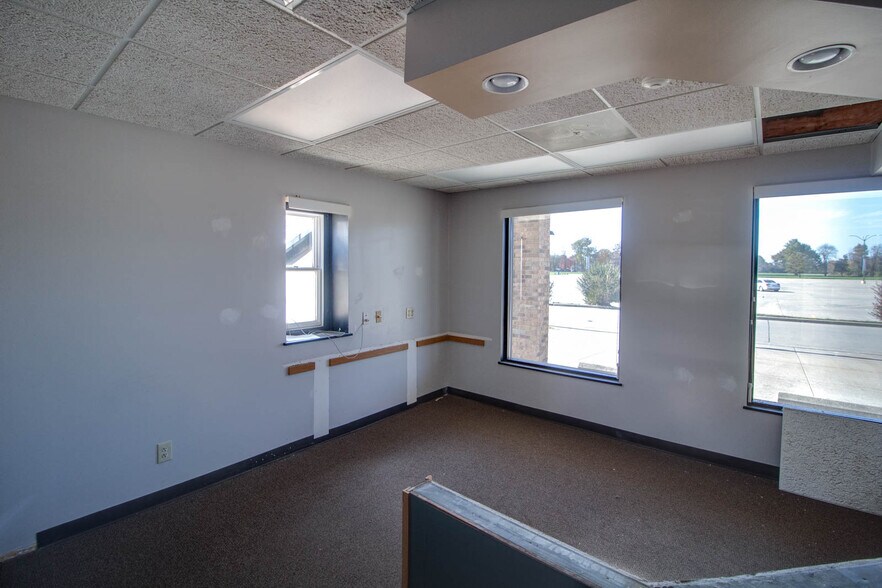 More Photos Of 201 McCausland St, Carlinville General Retail For Sale