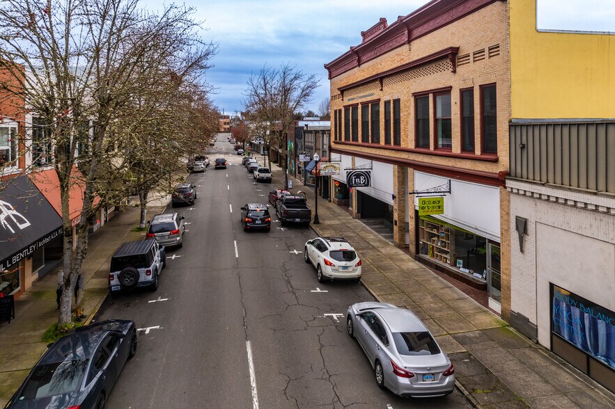 More Photos Of 622-630 SE Jackson St, Roseburg Storefront For Sale