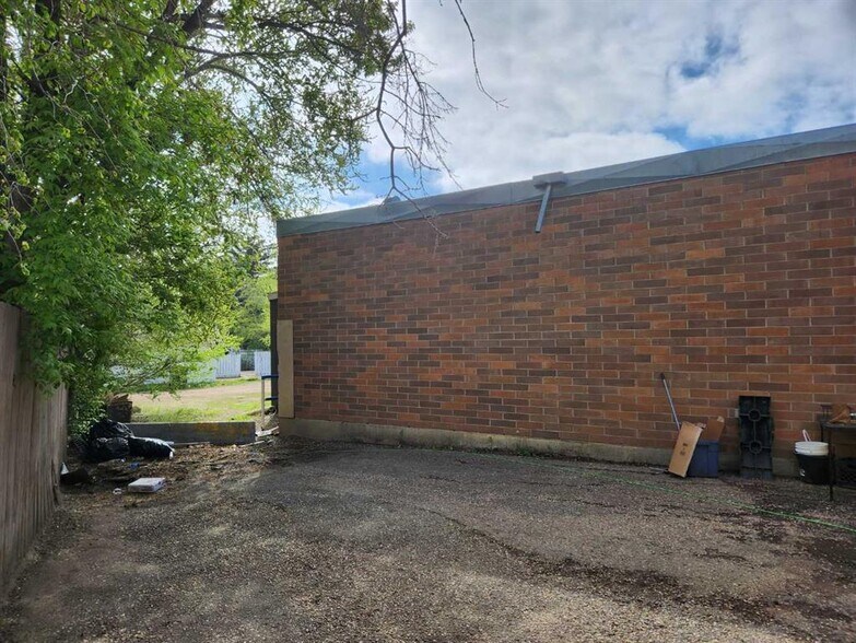 More Photos Of 208 Railway Ave E, Drumheller Convenience Store For Sale