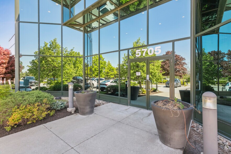 More Photos Of 5705 Cancross Ct, Mississauga Office For Sale
