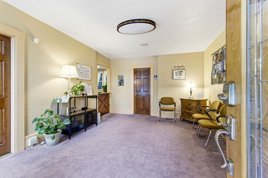 More Photos Of 830 Saginaw St S, Salem Medical For Sale