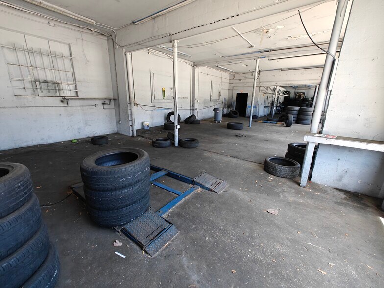 More Photos Of 18300 US Highway 19 N, Clearwater Auto Repair For Lease