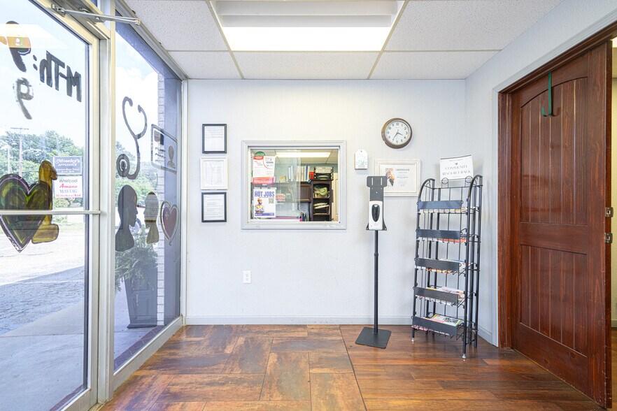 More Photos Of 1015 McCann Rd, Longview Office For Sale