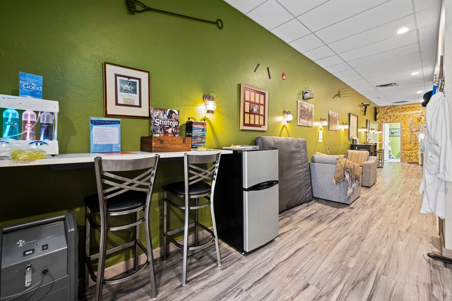 More Photos Of 502 Main Street, New Castle Hotel For Sale