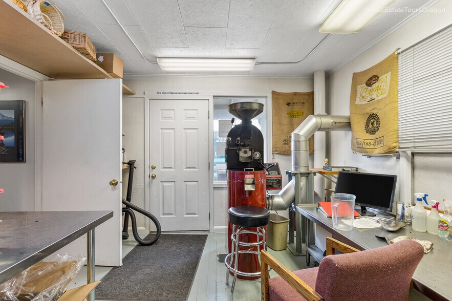 More Photos Of 3007 NE 181st Ave, Portland Freestanding For Sale