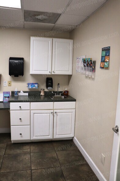 More Photos Of 8225 Normandy Blvd, Jacksonville Medical For Sale