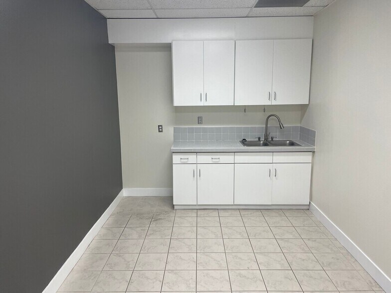 More Photos Of 30497 Canwood St, Agoura Hills Office For Lease