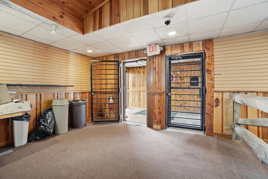 More Photos Of 309 E Leffel Ln, Springfield Freestanding For Sale