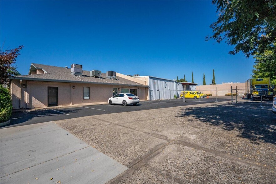 More Photos Of 1551 Hartnell Ave, Redding Office For Lease