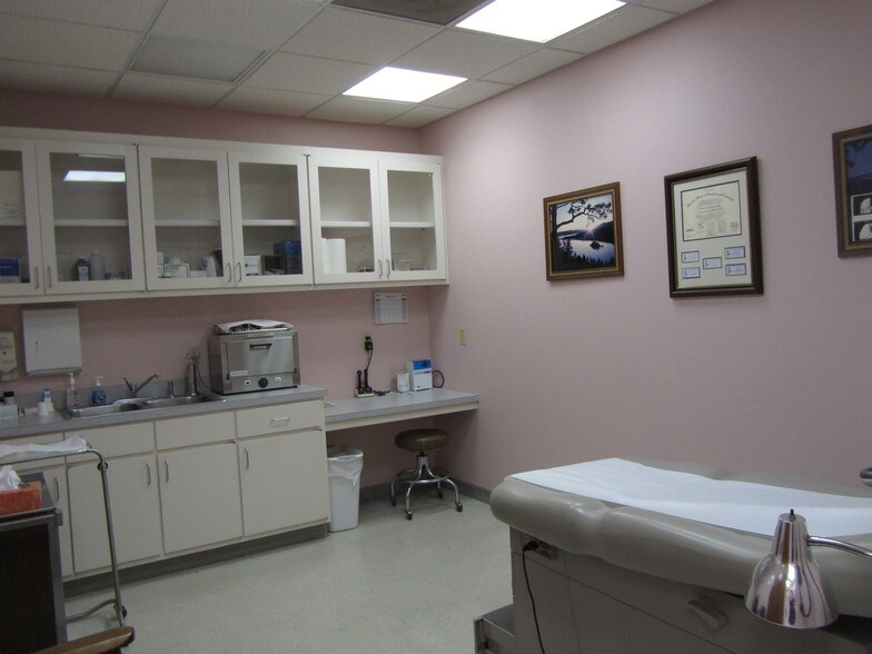 More Photos Of 1205-1211 W Austin St, Port Lavaca Office For Lease