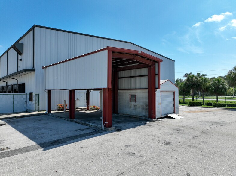 More Photos Of 3843 Ironbridge Blvd, Fort Myers Distribution For Lease
