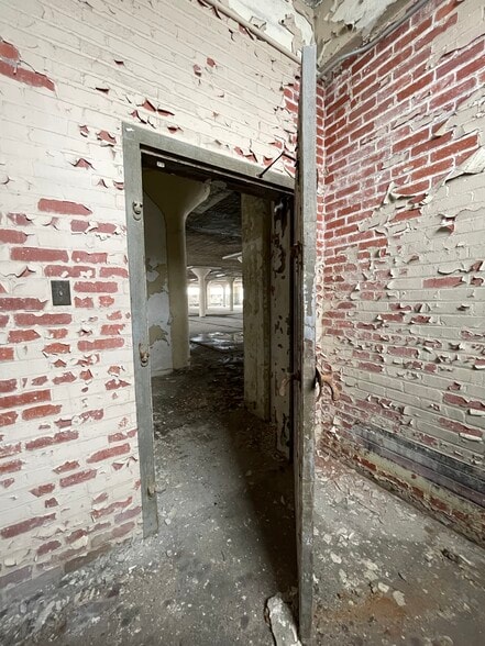 More Photos Of 658 Bailey Ave, Buffalo Manufacturing For Sale