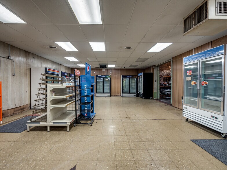 More Photos Of 200 N Broadway Ave, Geary Convenience Store For Sale