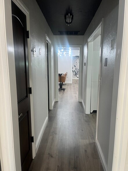 More Photos Of 911 E MacArthur St, Shawnee Showroom For Lease