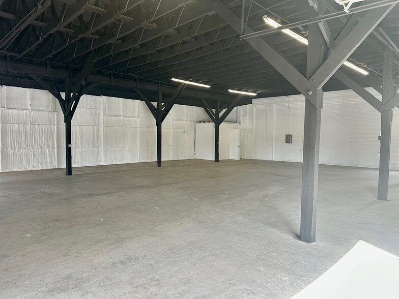 More Photos Of 200-232 W New Braunfels St, Seguin Warehouse For Lease
