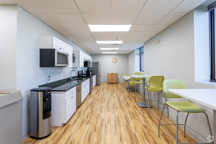 More Photos Of 936 Silas Deane Hwy, Wethersfield Office For Lease