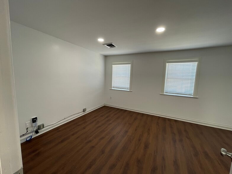 More Photos Of 6928 Miami Ave, Cincinnati Office For Lease